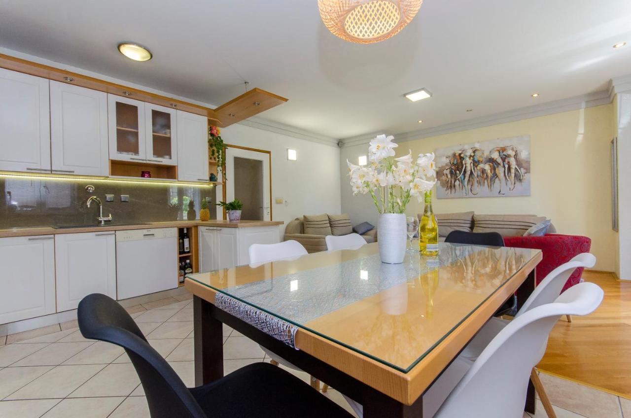 Fima Centar Stobrec Apartment Split Bagian luar foto
