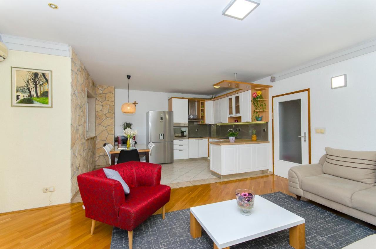 Fima Centar Stobrec Apartment Split Bagian luar foto