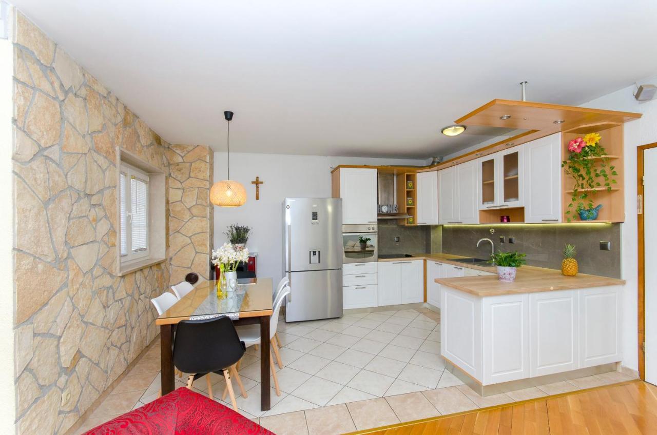 Fima Centar Stobrec Apartment Split Bagian luar foto