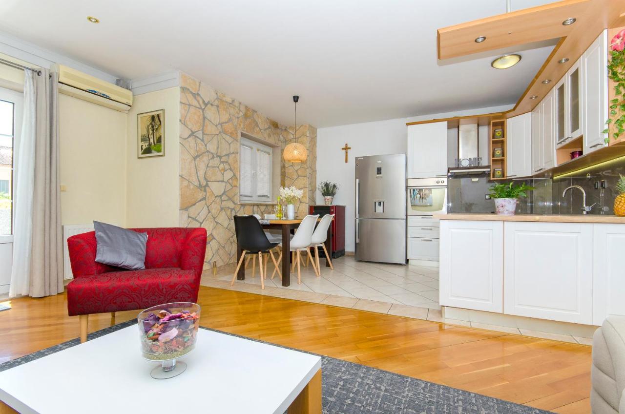 Fima Centar Stobrec Apartment Split Bagian luar foto