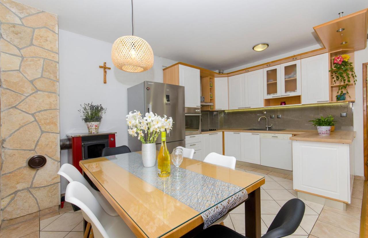 Fima Centar Stobrec Apartment Split Bagian luar foto